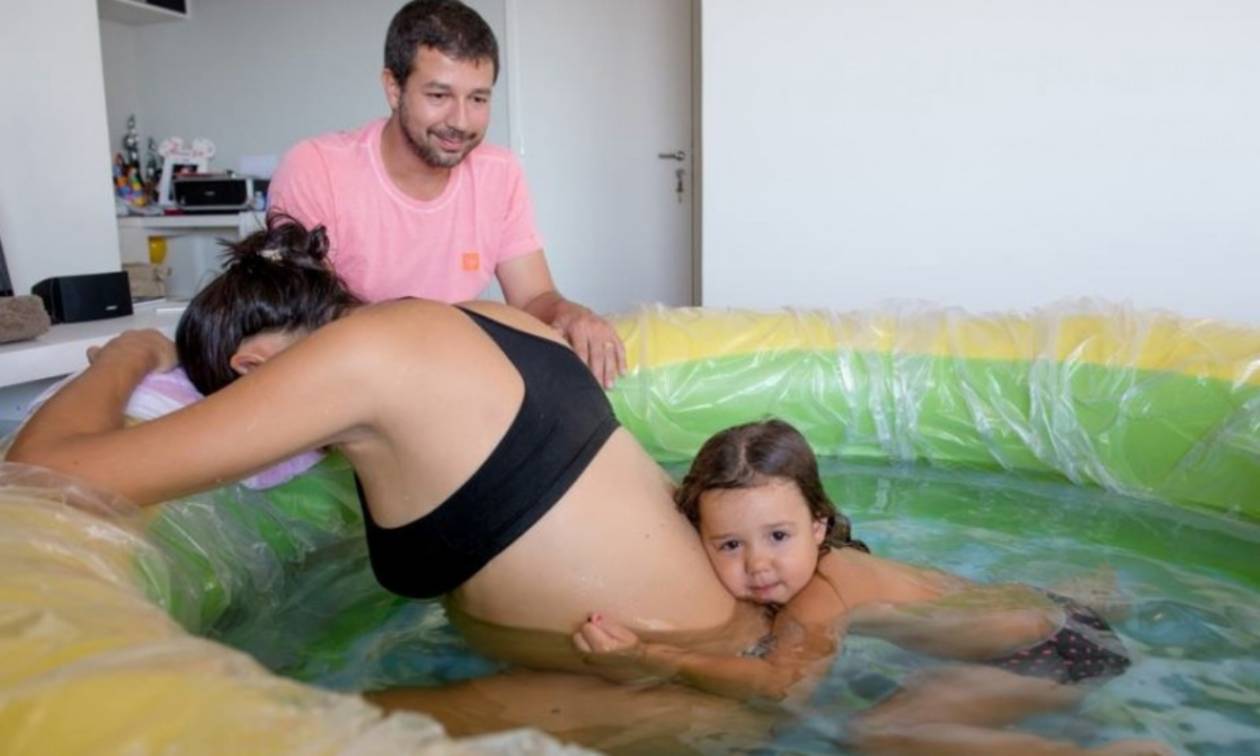 Μπήκε στην πισίνα και βοήθησε τη μαμά της να… γεννήσει (φωτό)