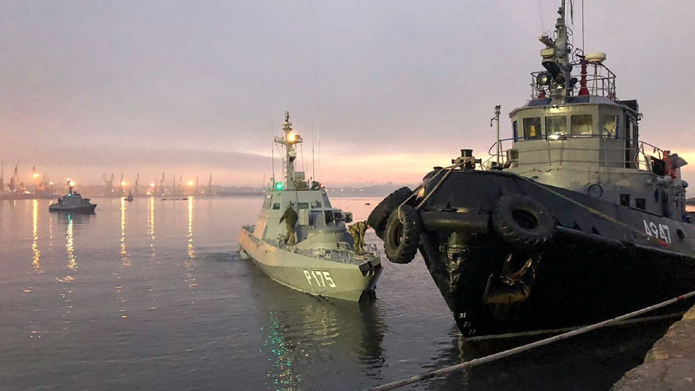 Η Ρωσία επιστρέφει στην Ουκρανία τα τρία πολεμικά σκάφη που είχε καταλάβει στο στενό του Κερτς