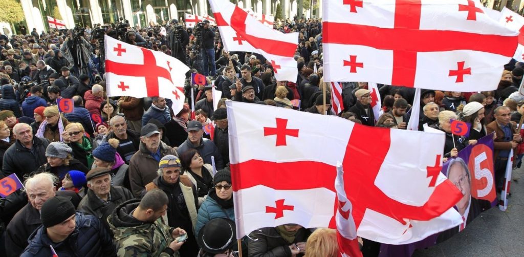 Γεωργία: 20.000 διαδηλωτές ζητούν πρόωρες εκλογές (βίντεο)