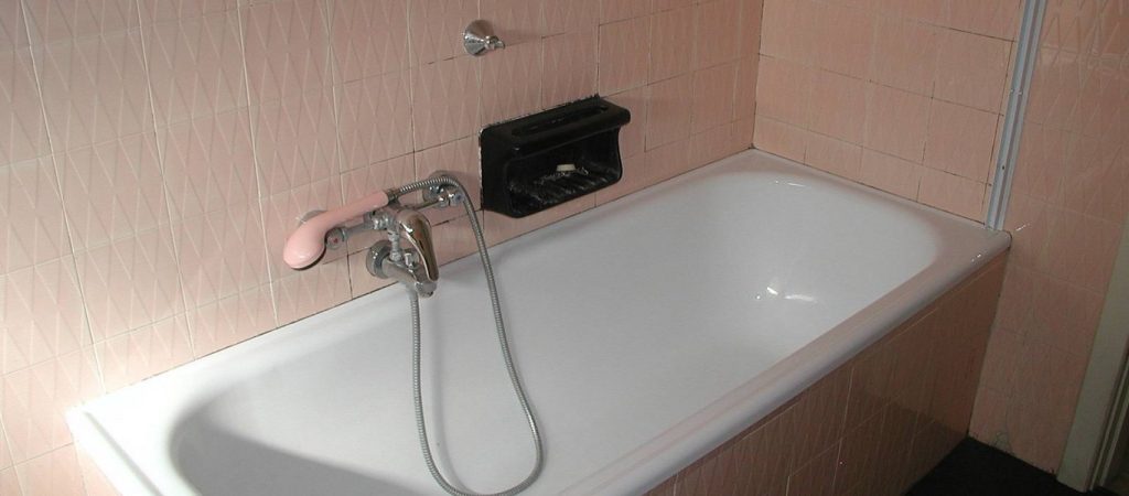 Δε θα πιστεύετε με τι υλικό ξεβουλώνει η μπανιέρα μέσα σε δέκα λεπτά