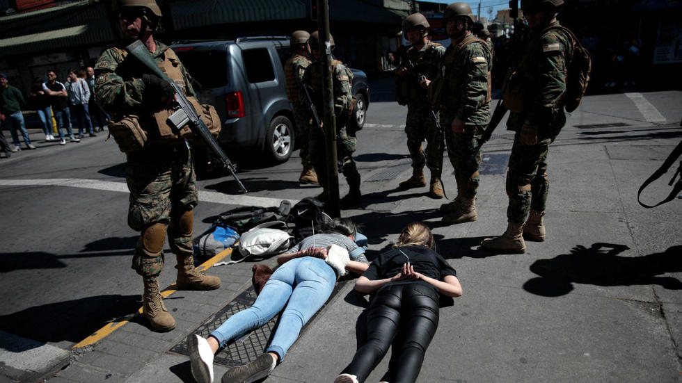 Χιλή: Αστυνομικοί εμποδίζουν γιατρούς να περιθάλψουν διαδηλωτή – Πέθανε στη μέση του δρόμου (βίντεο)
