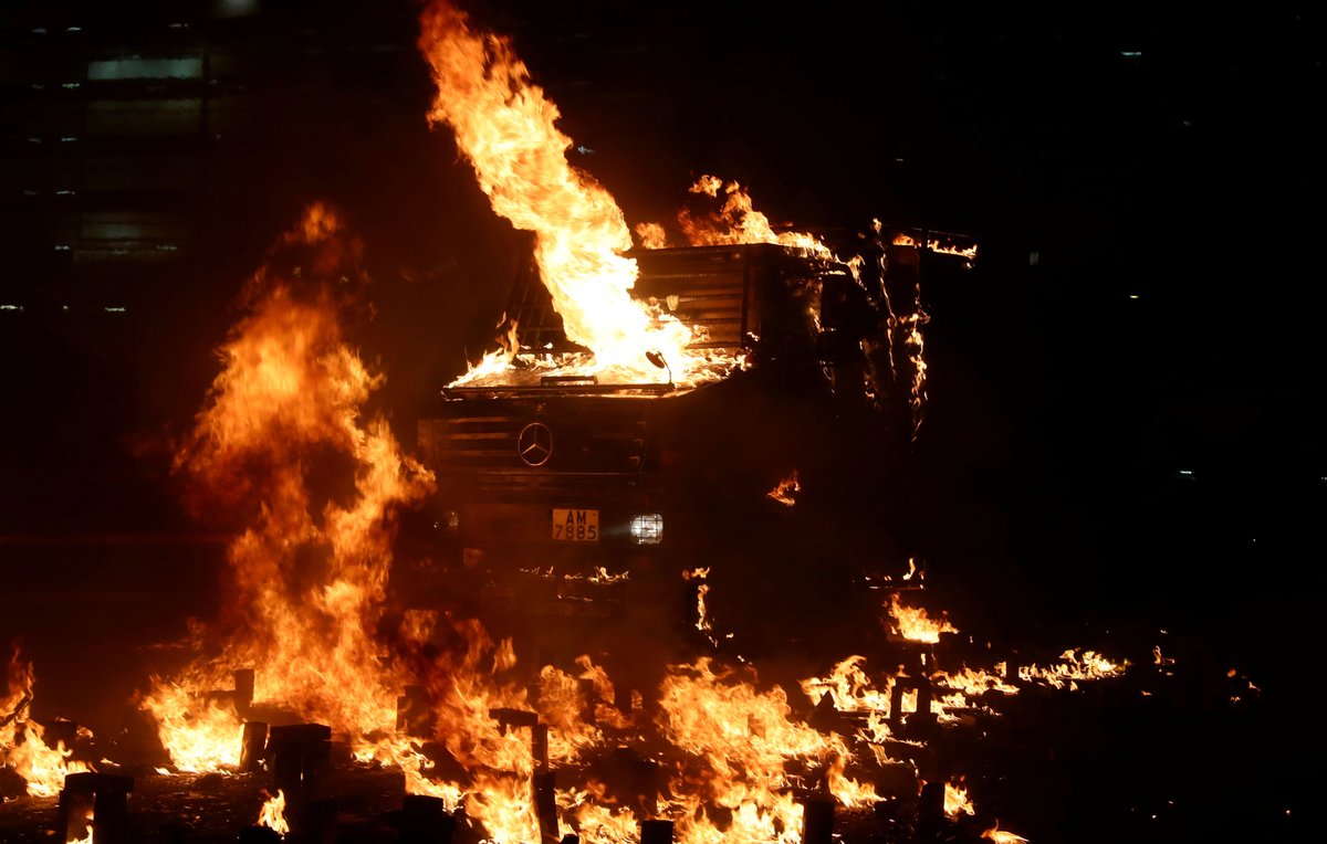 Χονγκ Κονγκ: Αστυνομικό όχημα τυλίγεται στις φλόγες (βίντεο)