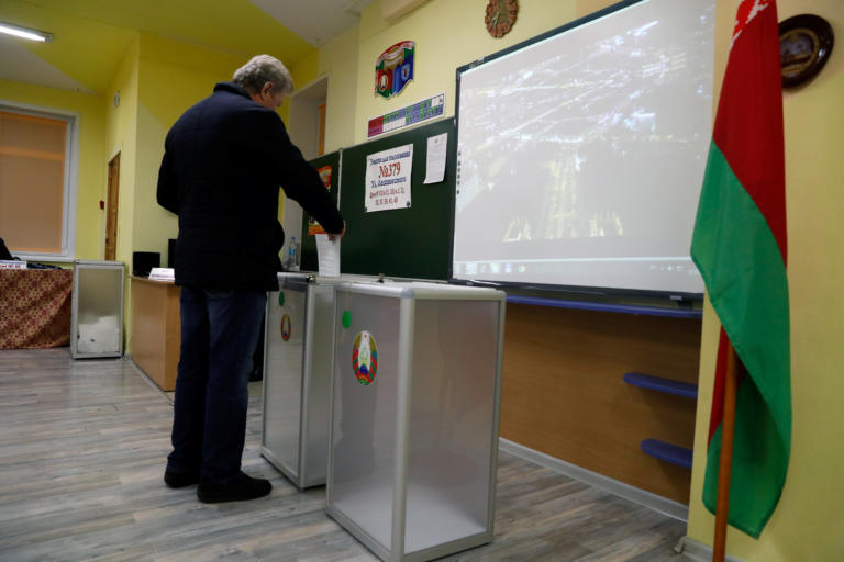 Άνοιξαν οι κάλπες για τις βουλευτικές εκλογές στη Λευκορωσία
