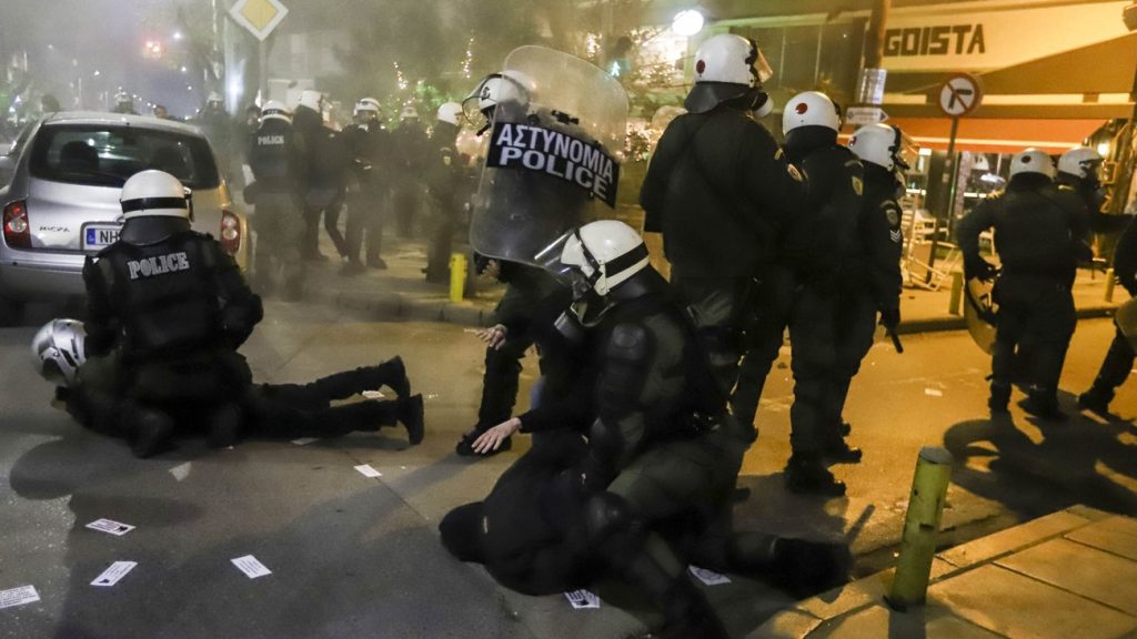 Θεσσαλονίκη: Μολότοφ στην πορεία για το Πολυτεχνείο – Κάηκαν αυτοκίνητα (βίντεο)