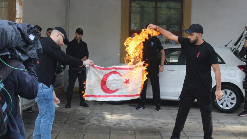 Κύπρος: Μέλη του ΕΛΑΜ έκαψαν σημαία του ψευδοκράτους (βίντεο)