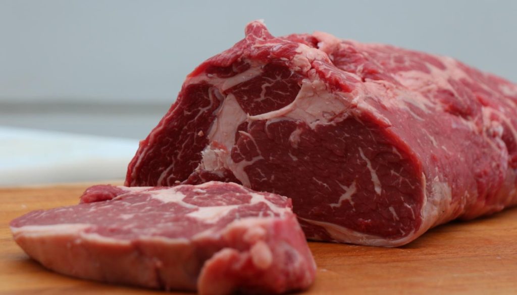 Αυτός είναι ο σωστός τρόπος να ξεπαγώνετε το κρέας χωρίς να βάζετε σε κίνδυνο την υγεία σας