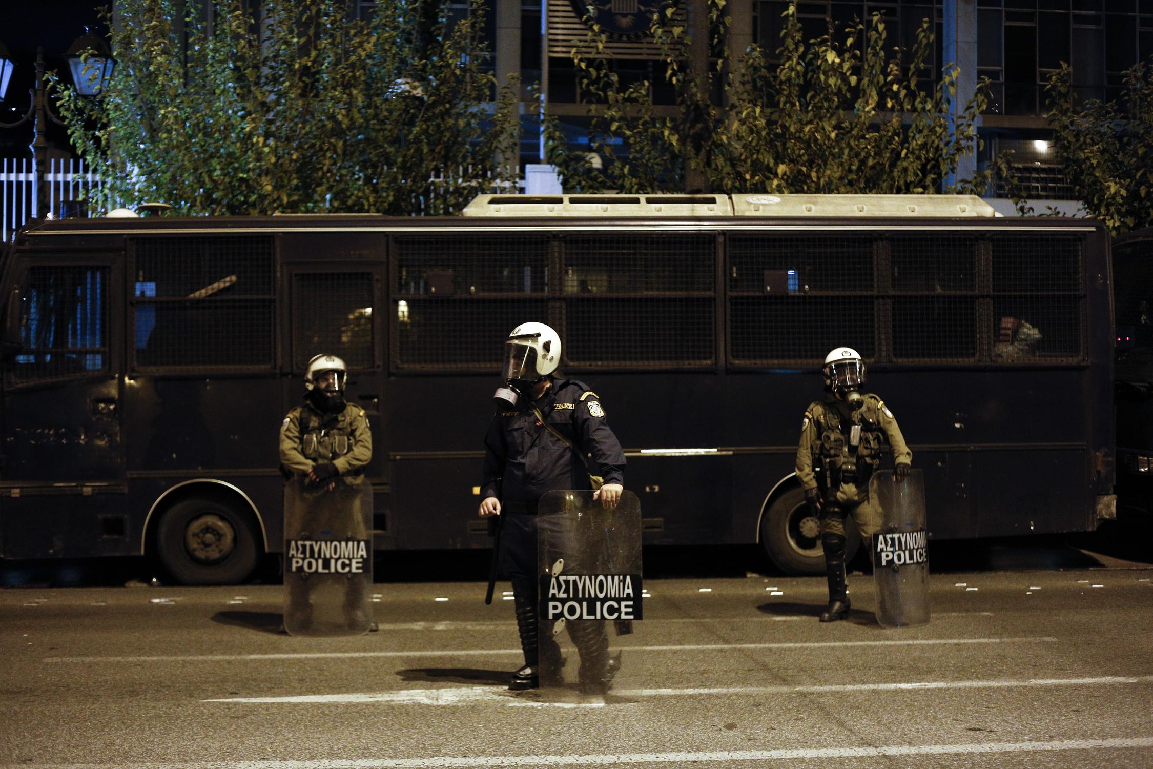 Κυνηγητό αστυνομίας και αναρχικών στην Στουρνάρη – Επεισόδια στη Θεσσαλονίκη: ΜΑΤ παρατάχθηκαν γύρω από το ΑΠΘ