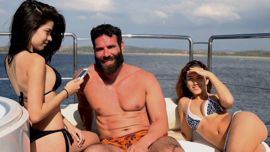 Ο «playboy» Νταν Μπιλζέριαν «κατεβαίνει» για πρόεδρος των ΗΠΑ (φωτό)