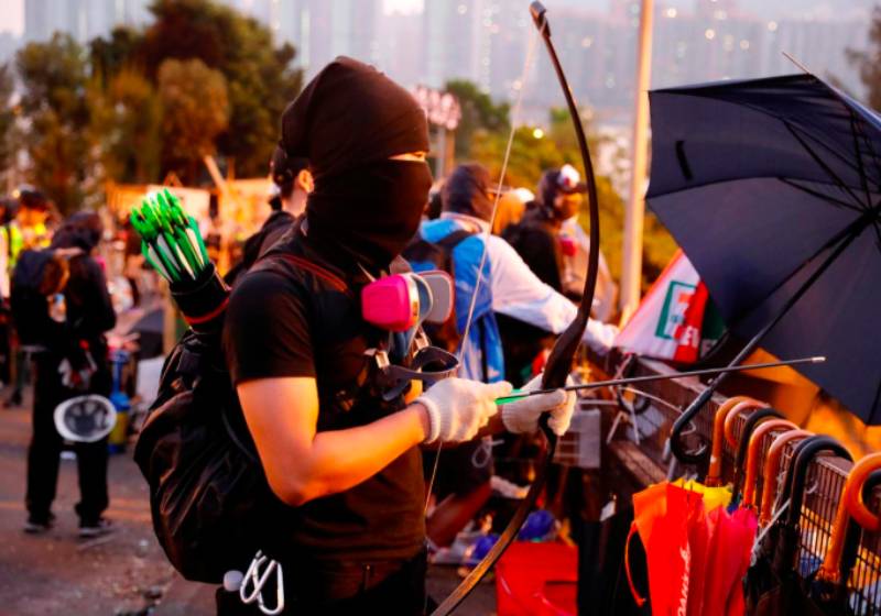 Συνεχίζεται το «χάος» στο Χονγκ Κονγκ – Βέλη και μολότοφ κατά των αστυνομικών (φωτο)