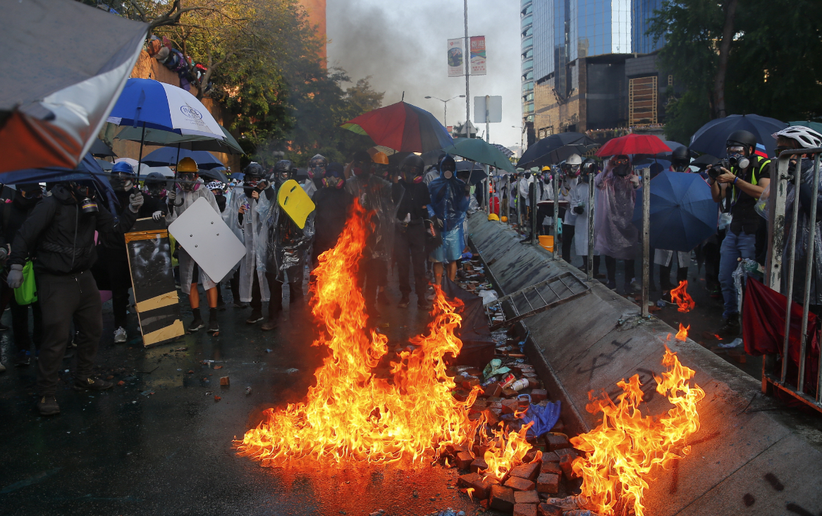 Σκηνές «χάους» στο Χονγκ Κονγκ – Η αστυνομία προειδοποιεί ότι θα χρησιμοποιήσει πραγματικά πυρά