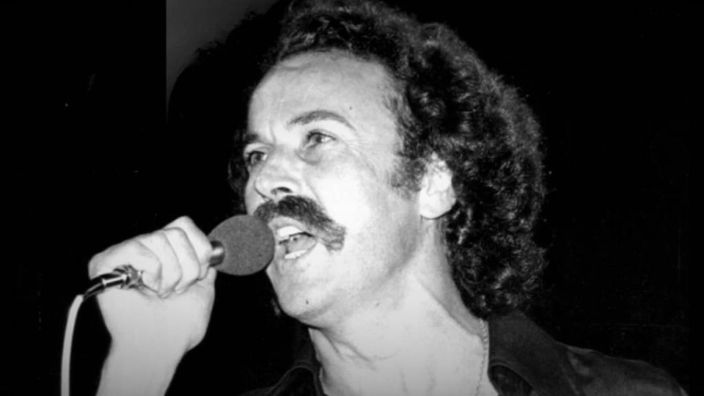 Όταν η  φωνή του Νίκου Ξυλούρη έγινε σύμβολο αντίστασης μέσα στο Πολυτεχνείο (βίντεο)