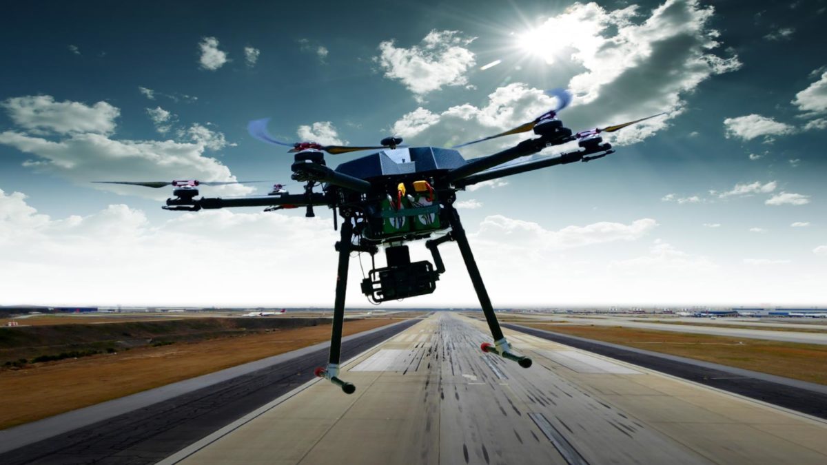 Εντυπωσιακές εικόνες: Εκατοντάδες συγχρονισμένα drones σχηματίζουν αεροπλάνα στον ουρανό (βίντεο)