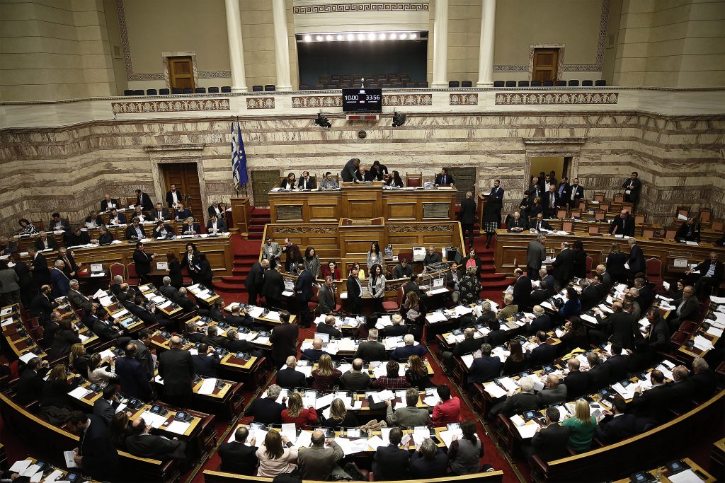 Συνταγματική Αναθεώρηση: Η κυβέρνηση «καίγεται» για την ψήφο της Ομογένειας και την εκλογή του ΠτΔ