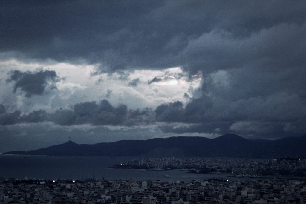 Καιρός: Καταιγίδες και μουντός καιρός σήμερα – Δείτε αναλυτικά την πρόγνωση