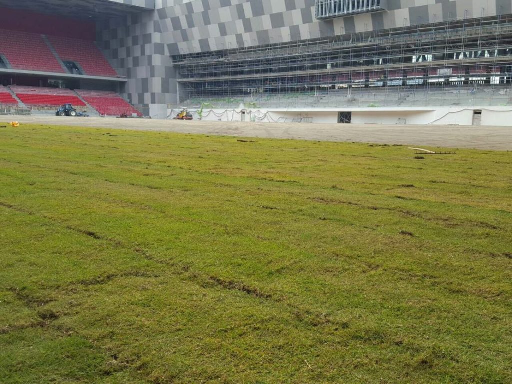 Έκαναν «μούσκεμα» τον κόσμο στο γήπεδο της Αλβανίας επειδή δεν υπολόγισαν καλά το… αυτόματο πότισμα (βίντεο)