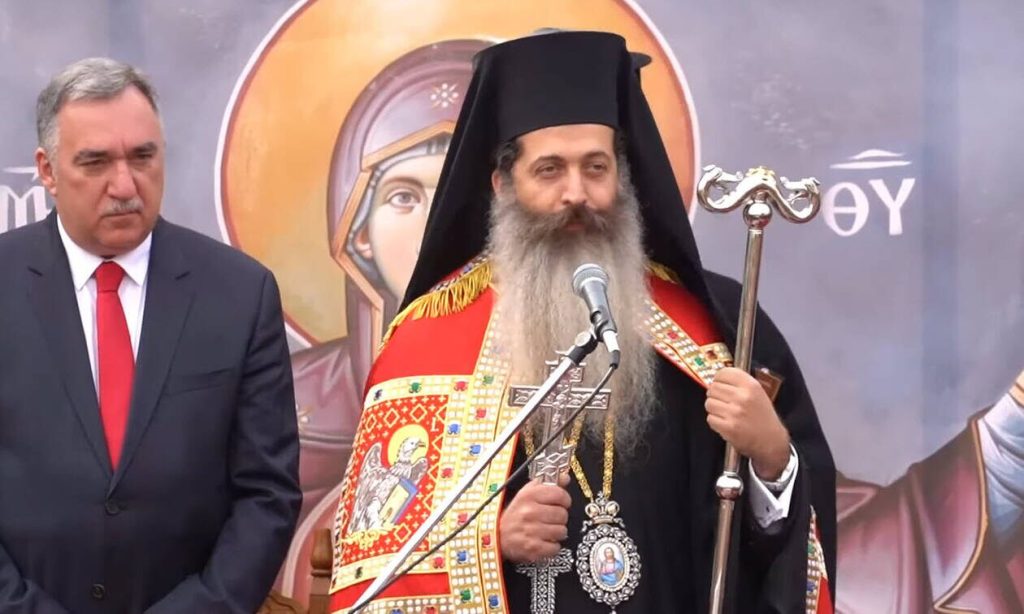 Συγκίνησε ο Μητροπολίτης Φθιώτιδας: Φίλησε το χέρι νεαρού σε αναπηρικό αμαξίδιο (βίντεο)