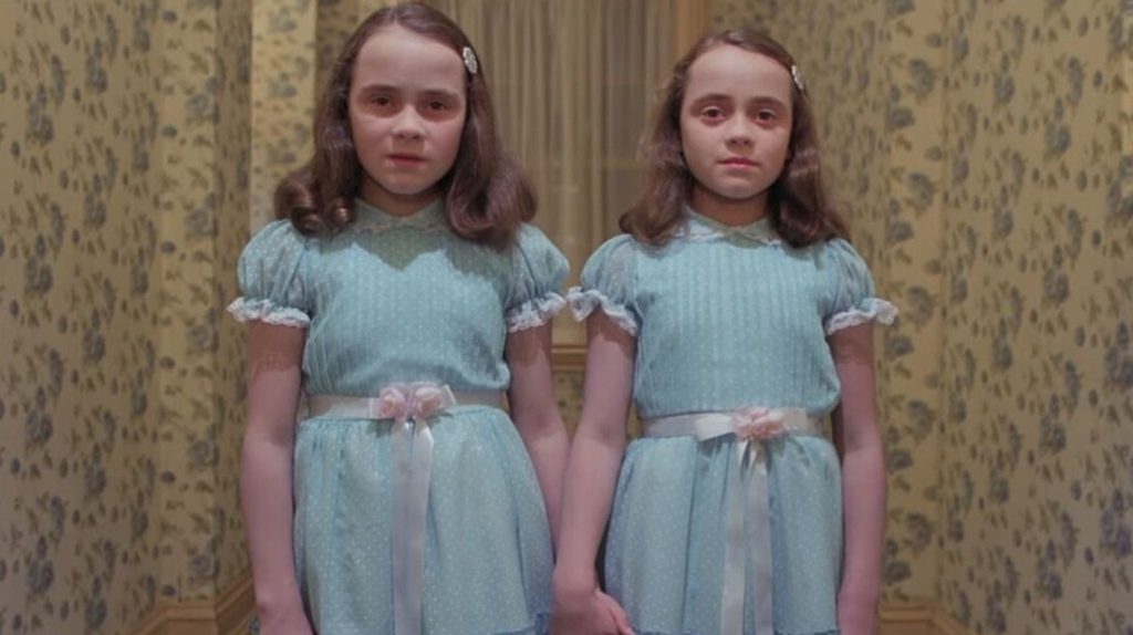 Δείτε πως είναι μετά από 39 χρόνια τα… τρομακτικά δίδυμα κοριτσάκια από τη Λάμψη (φώτο-βίντεο)