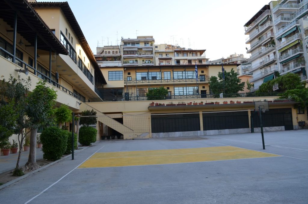 Θεσσαλονίκη: Επίθεση με σιδερογροθιές από τρία άτομα καταγγέλλει 13χρονος μαθητής – Συνελήφθη 14χρονος