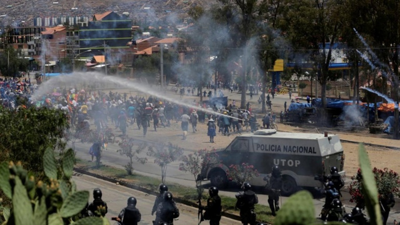 Βολιβία: Νέες συγκρούσεις με την αστυνομία –  Οι καλλιεργητές κόκας δεν δέχονται τη μεταβατική πρόεδρο (βίντεο)