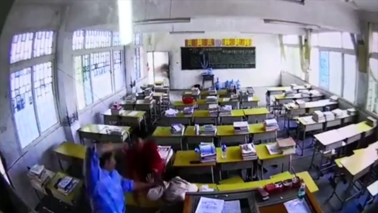 Άνδρας πλάκωσε στο ξύλο δασκάλα μέσα στην σχολική αίθουσα – Την μπέρδεψε με άλλη (βίντεο)