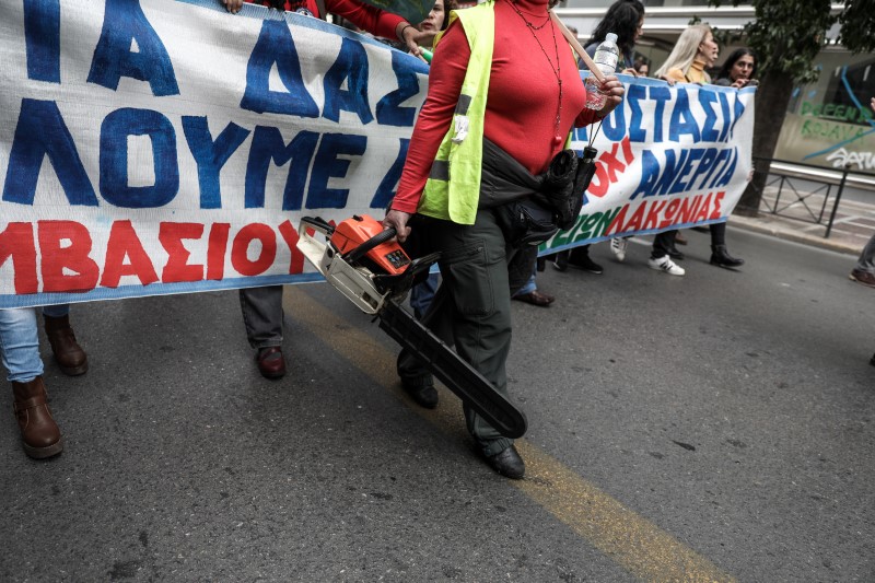 Συγκέντρωση στο υπ. Εργασίας – Με τα αλυσοπρίονα στο χέρι (φωτο)