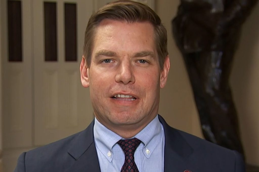 E. Swalwell: Ο υποψήφιος των Δημοκρατικών που φιλοδοξεί να αντιμετωπίσει τον Ν.Τραμπ… πέρδεται σε ζωντανή σύνδεση