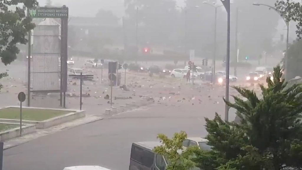 Θεσσαλονίκη: Διακόπηκε η κυκλοφορία σε τμήμα επαρχιακής οδού – Έντονη βροχόπτωση