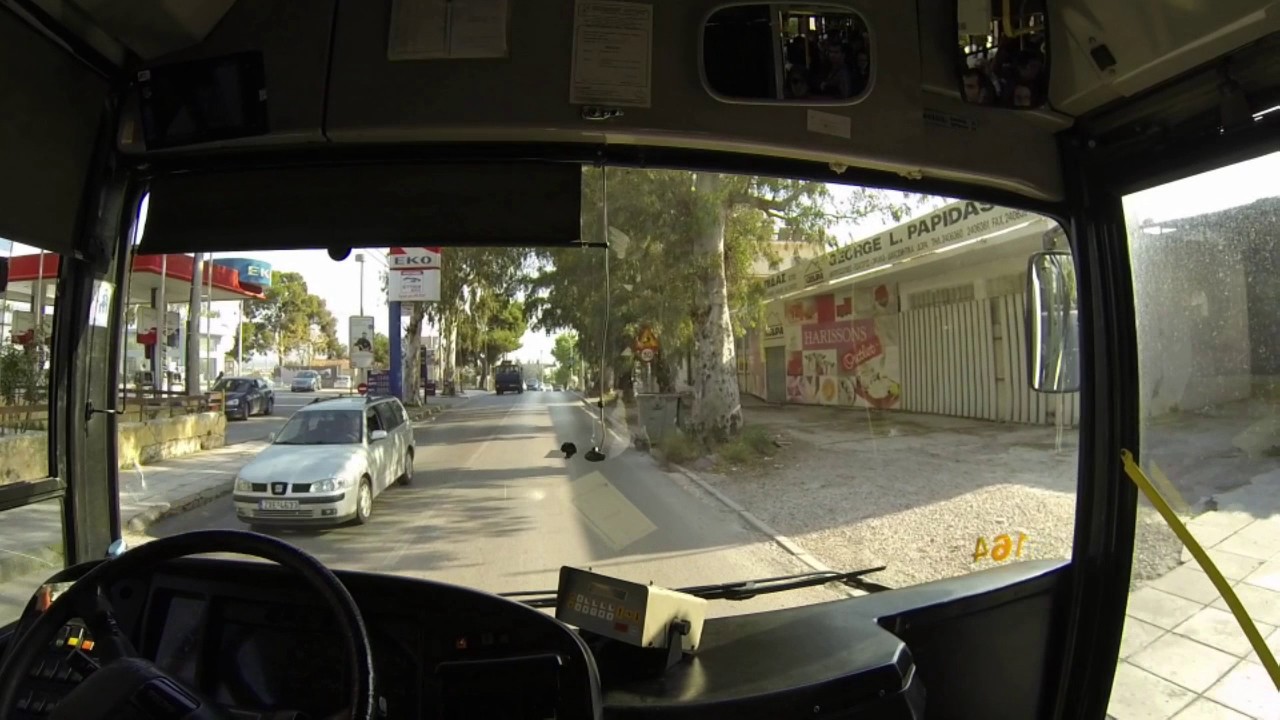 Οδηγός λεωφορείου έκανε εντυπωσιακό ζιγκ – ζαγκ για να αποφύγει γυναίκα που πετάχτηκε στο δρόμο (βίντεο)