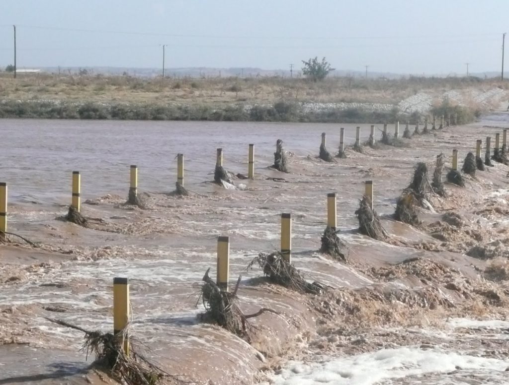 Κόκκινος χείμαρρος «έπνιξε» τη Μεσσηνία: Δείτε πως φαίνεται από ψηλά (βίντεο)