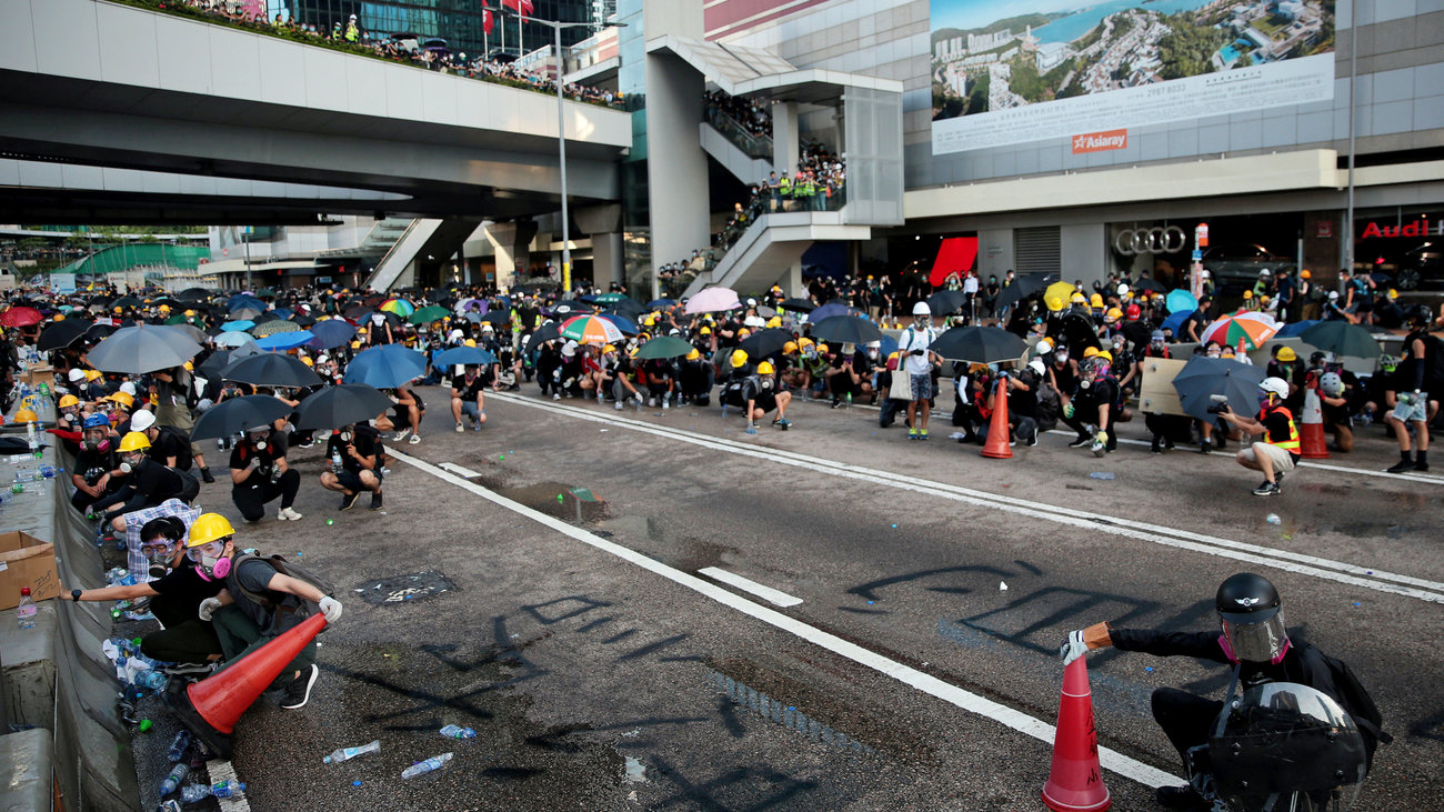Χονγκ Κονγκ: Διαδηλωτές παραμένουν στο Πολυτεχνείο – Έκλεισαν το σιδηρόδρομικό σταθμό προκαλώντας χάος (βίντεο – φωτό)