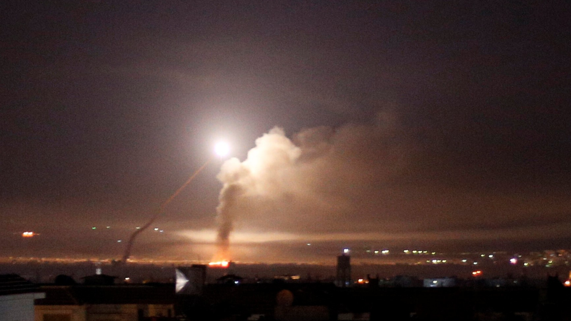 «Κόλαση» στη Συρία: Η ισραηλινή Αεροπορία βομβαρδίζει τους Ιρανούς (βίντεο)