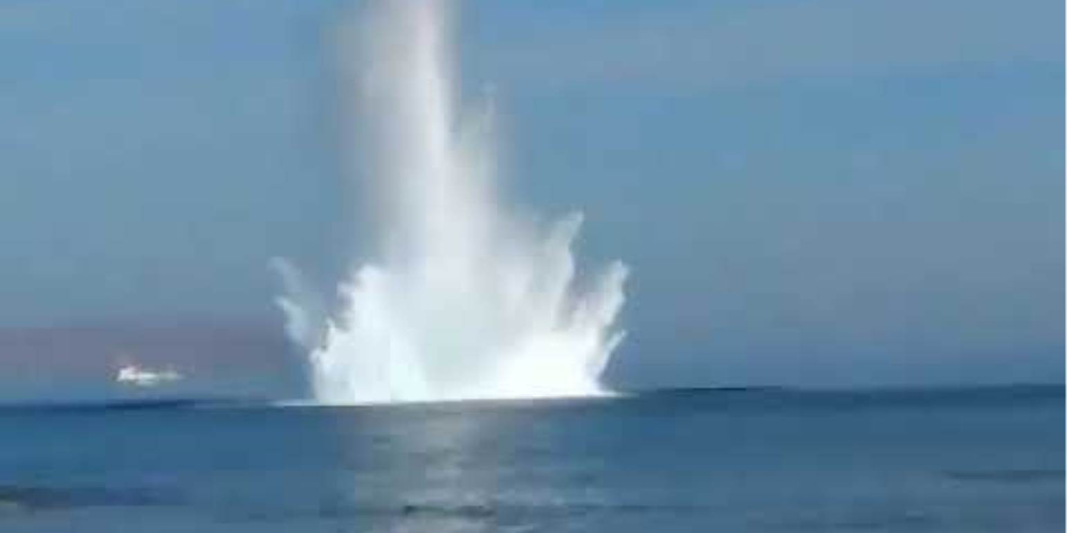 Κρήτη: Εξουδετέρωσαν υποβρύχια βόμβα – Δείτε τις εντυπωσιακές εικόνες από τη στιγμή της έκρηξης (βίντεο)