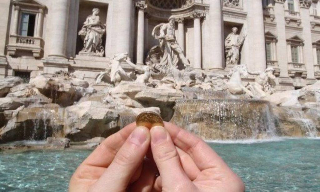 Το γνωρίζατε; – Πως ξεκίνησε η παράδοση με το πέταγμα κερμάτων στα συντριβάνια;