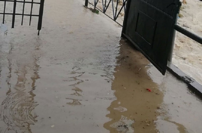 Λαμία: Πλημμύρισαν οι δρόμοι από την κακοκαιρία – Οι κάτοικοι προσπαθούν να βγάλουν τα νερά από τα σπίτια τους (φωτο)