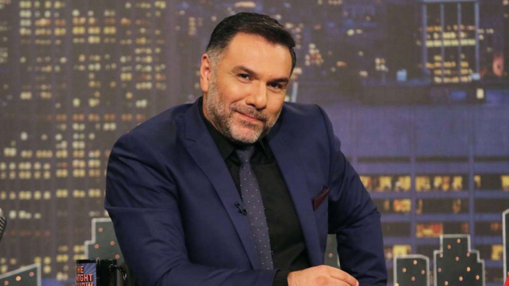 Γρηγόρης Αρναούτογλου: Το λάθος που έκανε στο «The 2night Show» – Μπέρδεψε… το ρόλο της καλεσμένης του (βίντεο)