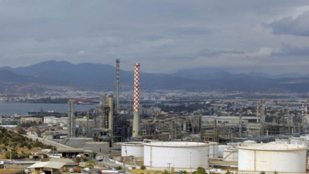 Greenpeace: Αλυσοδέθηκαν στα διυλιστήρια στον Ασπρόπυργο – Διαμαρτύρονται για τις εξορύξεις υδρογονανθράκων (βίντεο)