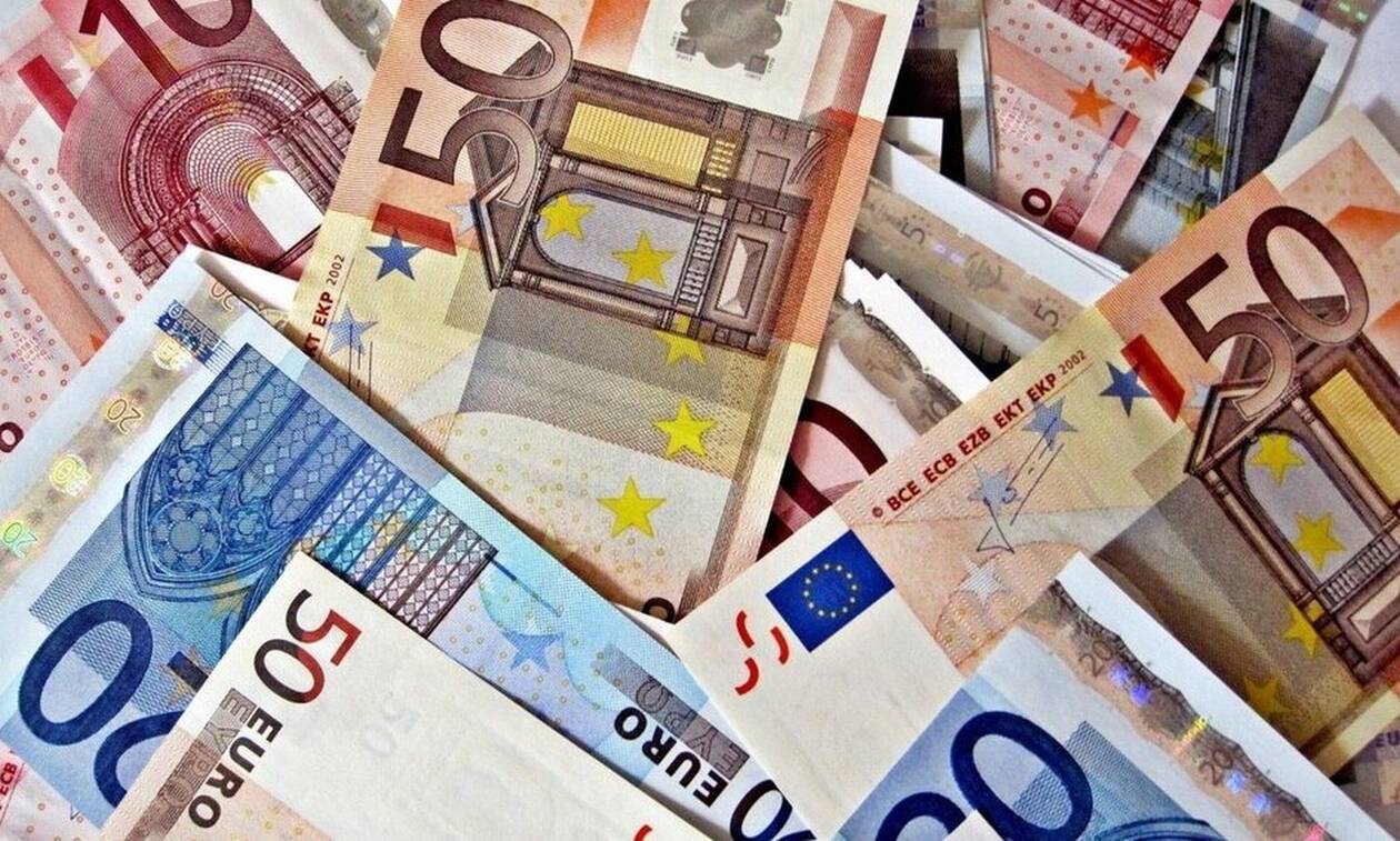 Ο σύγχρονος «Ρομπέν των Δασών»: Ο άγνωστος που αποπληρώνει χρέη και αφήνει λεφτά στις πόρτες