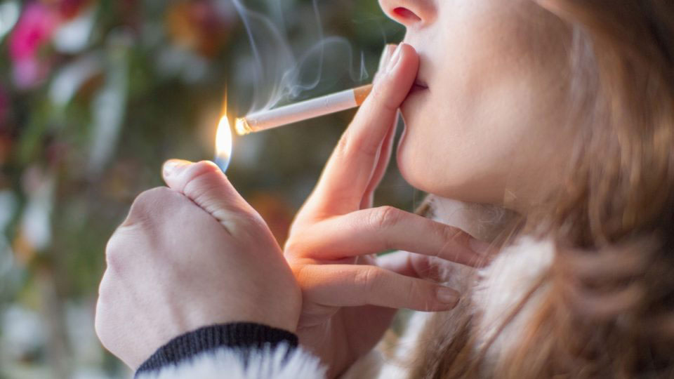 Δημοσκόπηση: Συμφωνεί η πλειοψηφία των Ελλήνων με την κατάργηση του ασύλου και τον αντικαπνιστικό νόμο