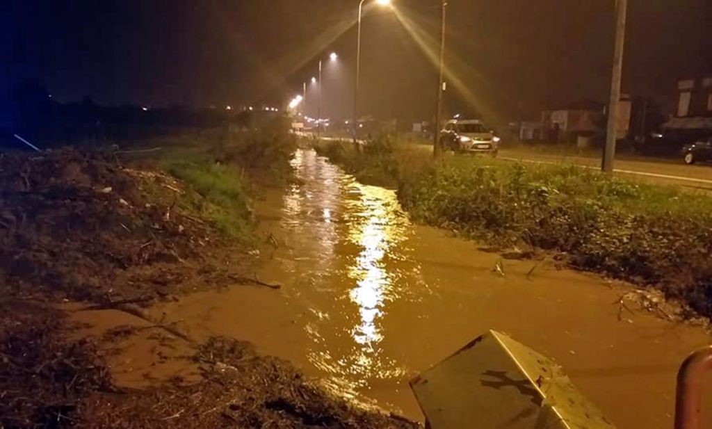 Η κακοκαιρία «σάρωσε» την Καβάλα – Επιχείρηση μεταφοράς δύο παιδιών (φωτο)