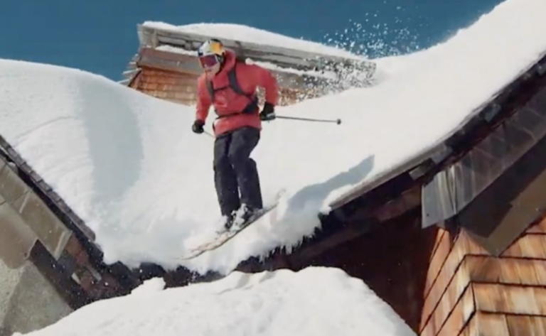 Αυτός ο άνδρας ξυπνά και κάνει σκι στις οροφές των σπιτιών (βίντεο)