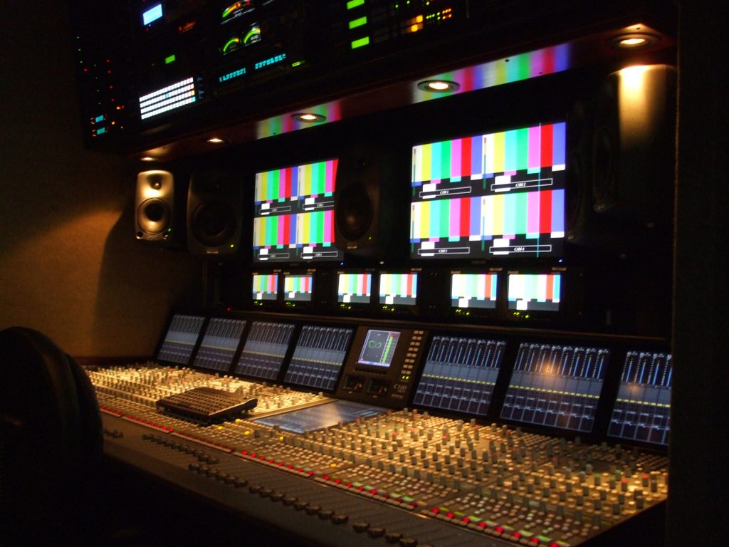 Άγριος ξυλοδαρμός στον Alpha: Πανελίστας έδειρε δημοσιογράφο – Του έκανε παρατήρηση και αυτός την πλάκωσε στα χαστούκια