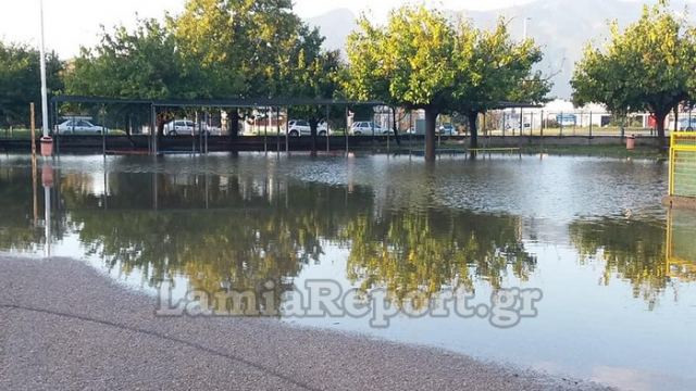 Λαμία: Προαύλιο σχολείου έγινε… λίμνη από τις βροχές (φώτο)