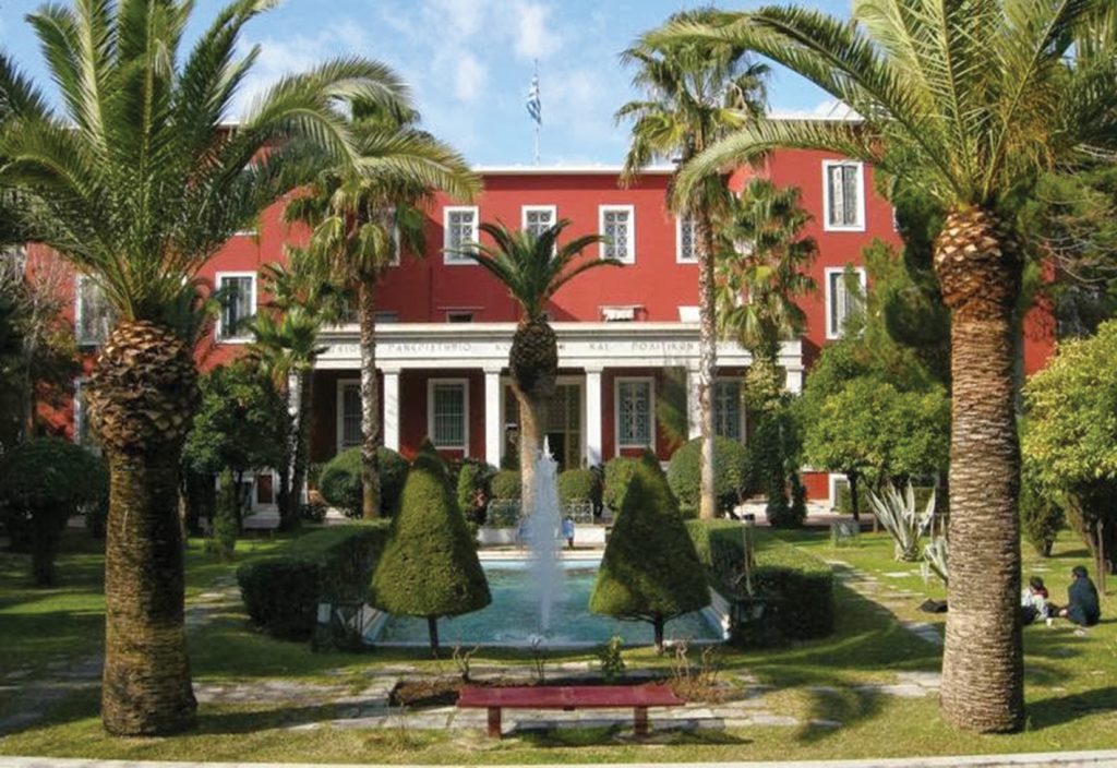 Πάντειο: «Χτύπησαν στο κεφάλι δύο παιδιά και εμένα μου πέταξαν μπουκάλια» λέει η κοπέλα που δέχθηκε την επίθεση (βίντεο)