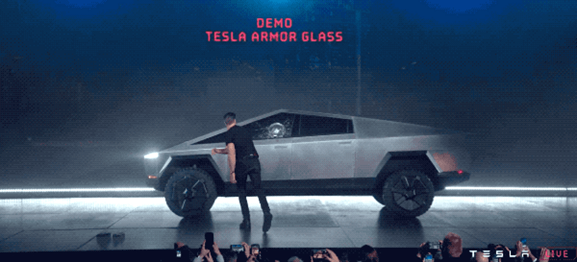 Δεύτερο «στραπάτσο» για Έλον Μασκ: Έσπασε το «άθραυστο» τζάμι του νέου Τέσλα (βίντεο)