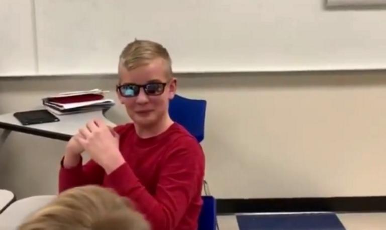 Δείτε την αντίδραση ενός 12χρονου με αχρωματοψία που βλέπει για πρώτη φορά κανονικά (βίντεο)