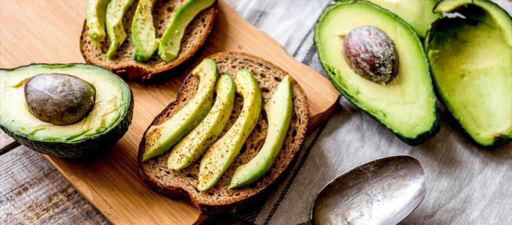 Αβοκάντο: Το κόλπο για να ωριμάσει πιο γρήγορα και τα οφέλη του για την υγεία μας