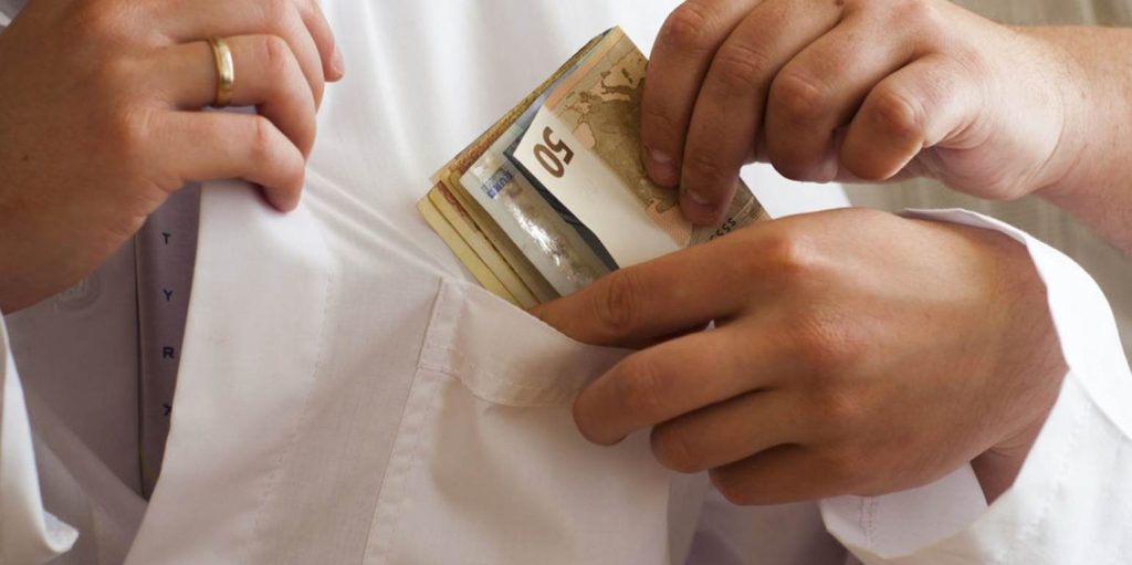 Ηράκλειο: Ελεύθερος ο γιατρός του ΠΑΓΝΗ που πιάστηκε με το «φακελάκι» – «Κάτι μου βρωμάει» λέει ο συνήγορός του