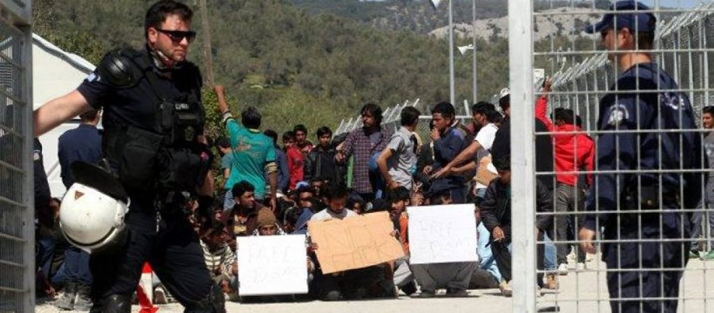 Χίος: Το ΔΣ λέει «όχι» στο σχέδιο της Κυβέρνησης – Θλιβερή εικόνα με χωράφι γεμάτο ακαθαρσίες αλλοδαπών (φώτο)