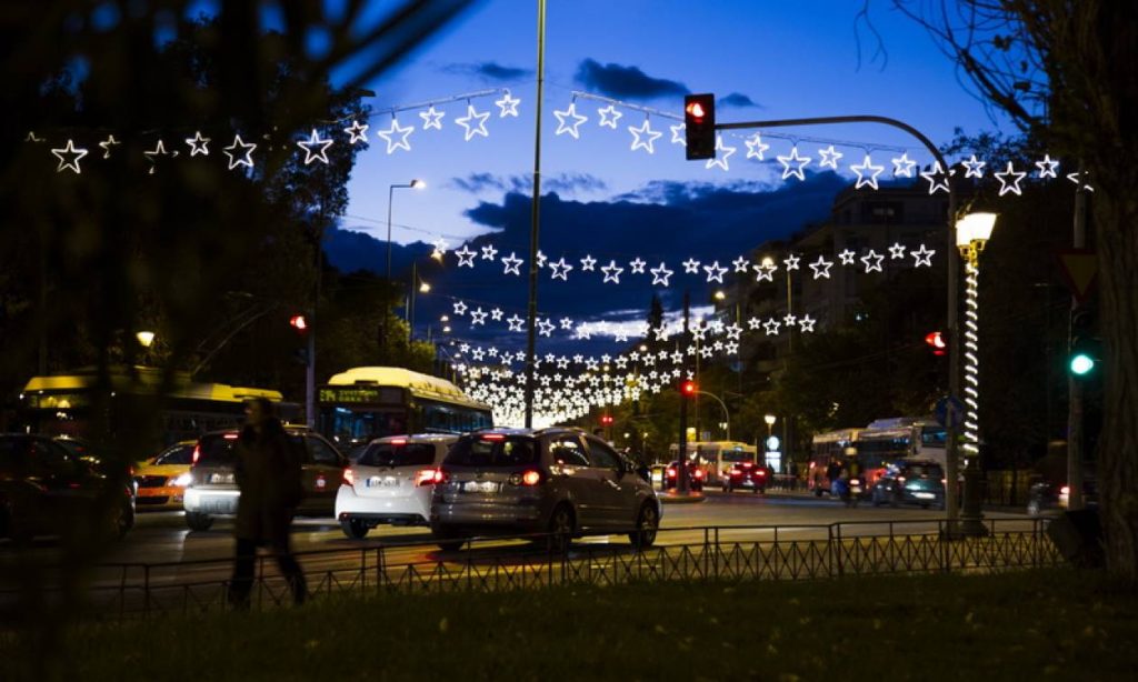 «Παρελθόν» τα χριστουγεννιάτικα αστεράκια στους αθηναϊκούς δρόμους