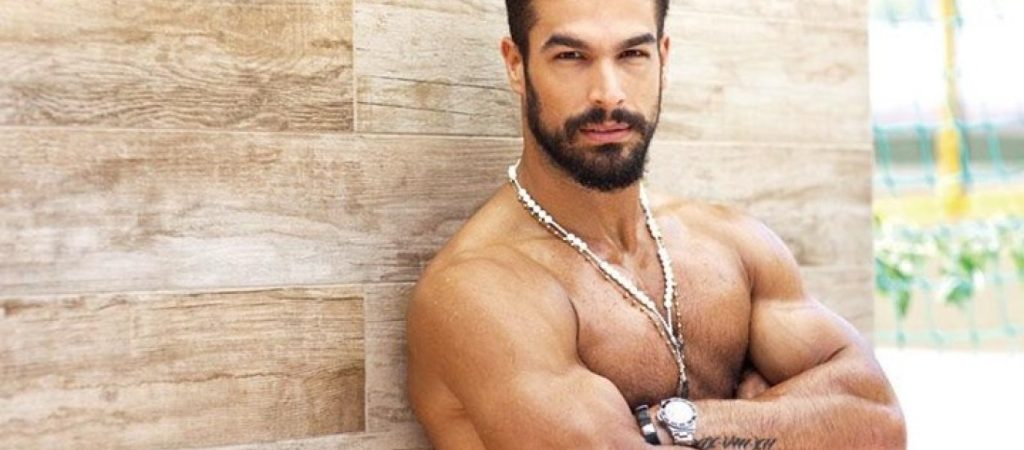 Ο Νίκος Αναδιώτης άφησε τις πασαρέλες και τα πάνελ και άνοιξε σουβλατζίδικο